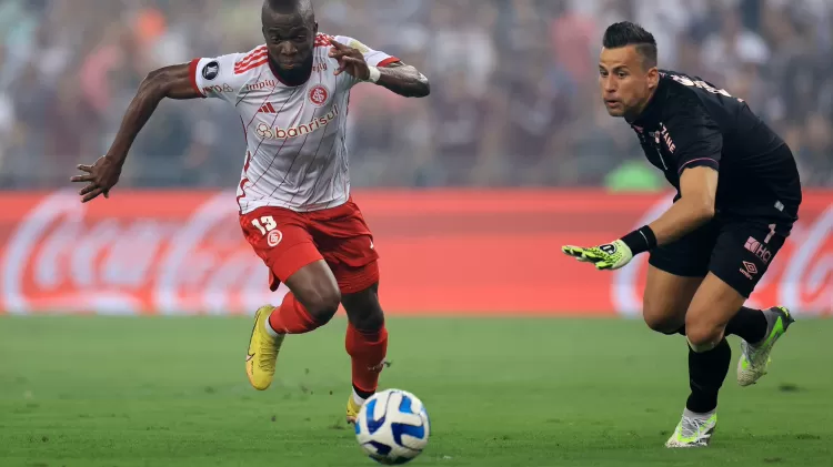 Inter vira, Flu empata e vaga na final fica aberta após jogo eletrizante 2 enner valencia do internacional dribla fabio do fluminense durante jogo da libertadores