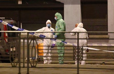 Duas pessoas morrem baleadas em Bruxelas e jogo entre Bélgica e Suécia é cancelado; vídeo 3 104703193 topshot belgian police officers from the forensic service search for evidence in a stree