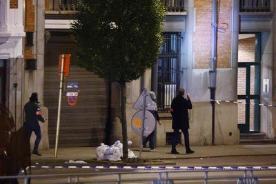 Duas pessoas morrem baleadas em Bruxelas e jogo entre Bélgica e Suécia é cancelado; vídeo 2 104703537 belgian police officers walk down a street after two people were killed during a shooting