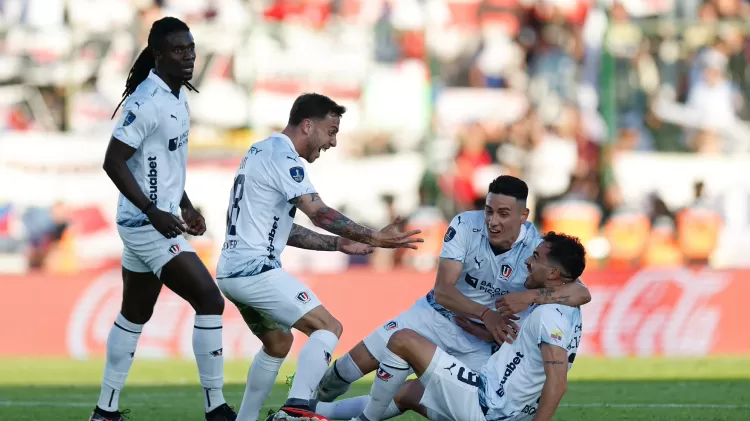 jogadores da ldu comemoram gol sobre o fortaleza na final da sul americana