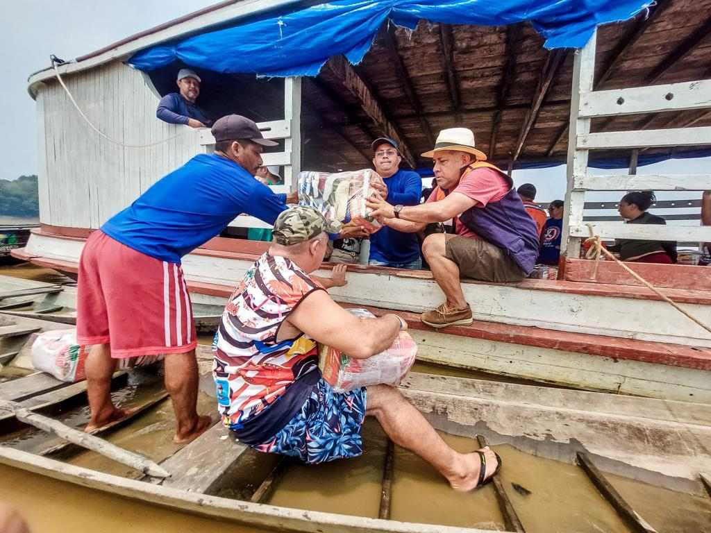 Centenas de familias afetadas pela seca em Boa Vista do Ramos receberam cestas basicas em acao liderada pelo prefeito Eraldo CB 1