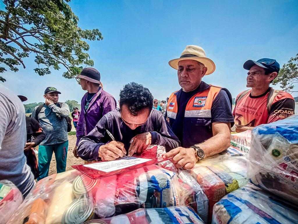 Centenas de familias afetadas pela seca em Boa Vista do Ramos receberam cestas basicas em acao liderada pelo prefeito Eraldo CB 2