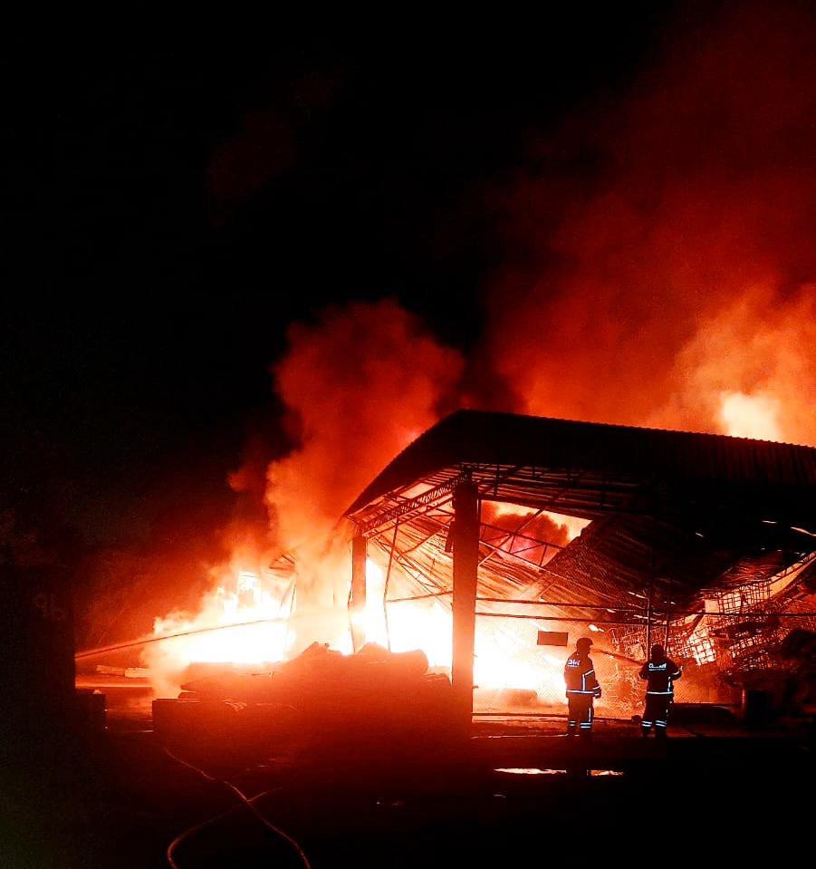 Corpo de Bombeiros combate incêndio de grande proporção em fábrica de colchões no bairro Distrito 2 CBMAM INCENDIO EM FABRICA DE COLCHOES DIVULGACAO 1