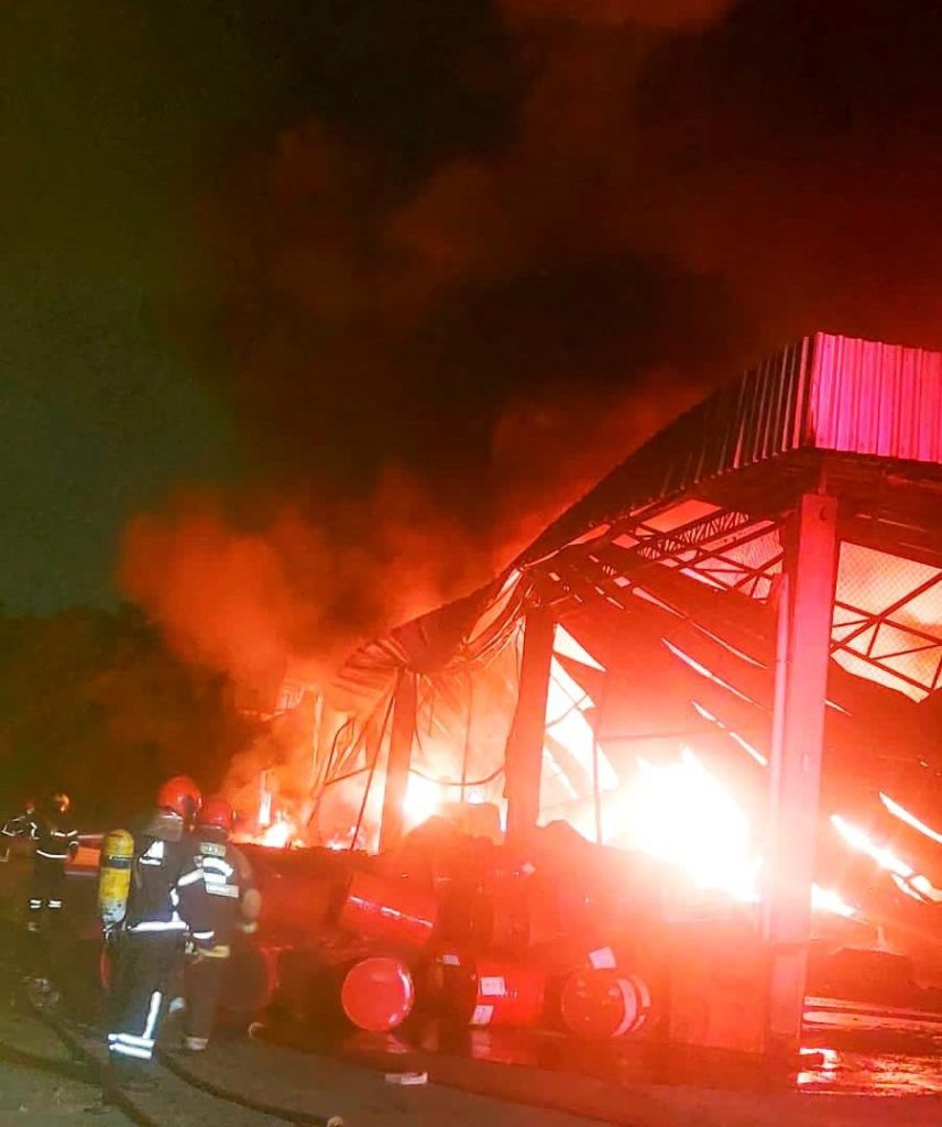 Corpo de Bombeiros combate incêndio de grande proporção em fábrica de colchões no bairro Distrito 1 CBMAM INCENDIO EM FABRICA DE COLCHOES DIVULGACAO 2 2