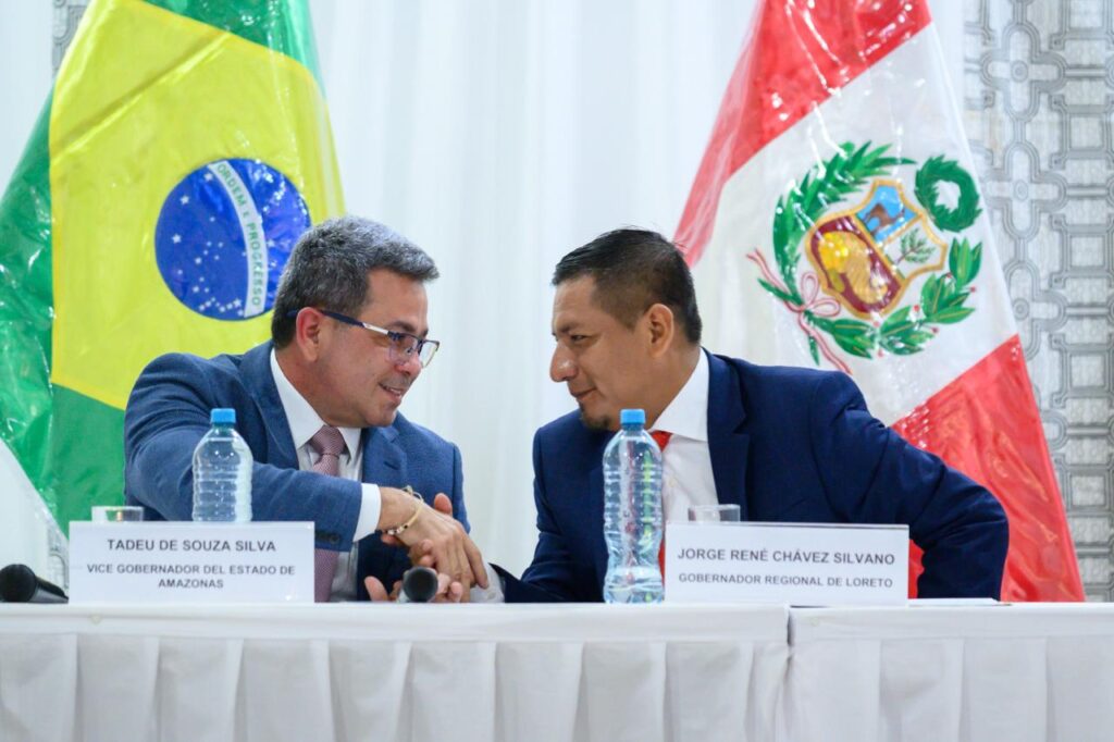 No Peru, Governo do Amazonas articula novas oportunidades de negócios e parcerias estratégicas 2 Tadeu de Souza e governador Rene Chavez em evenro Brasil Peru 03 Foto Ricardo Machado SGVG 1024x682 1