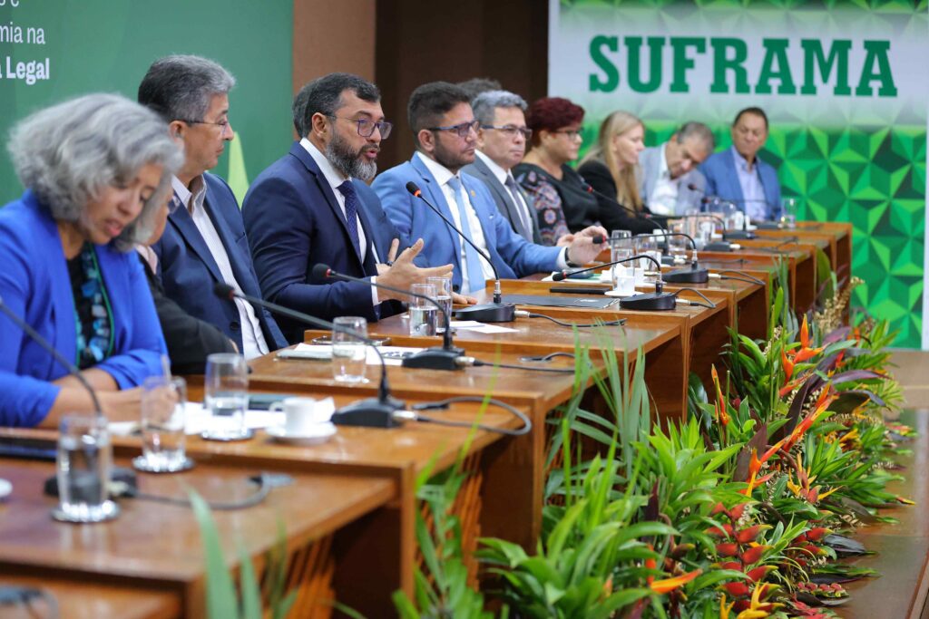 Em seminário sobre bioeconomia, Wilson Lima destaca uso sustentável de recursos naturais para gerar emprego e renda 3 Bioeconomia Fotos Diego Peres 1024x683 1