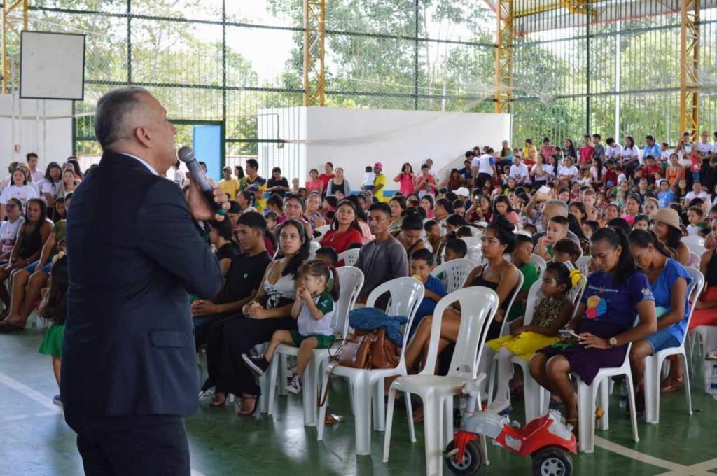 Eraldo CB entrega de mais de 2 mil kits escolares em BVR 1