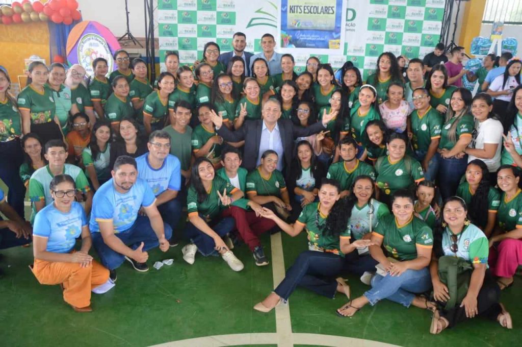 Eraldo CB entrega de mais de 2 mil kits escolares em BVR Amazonas