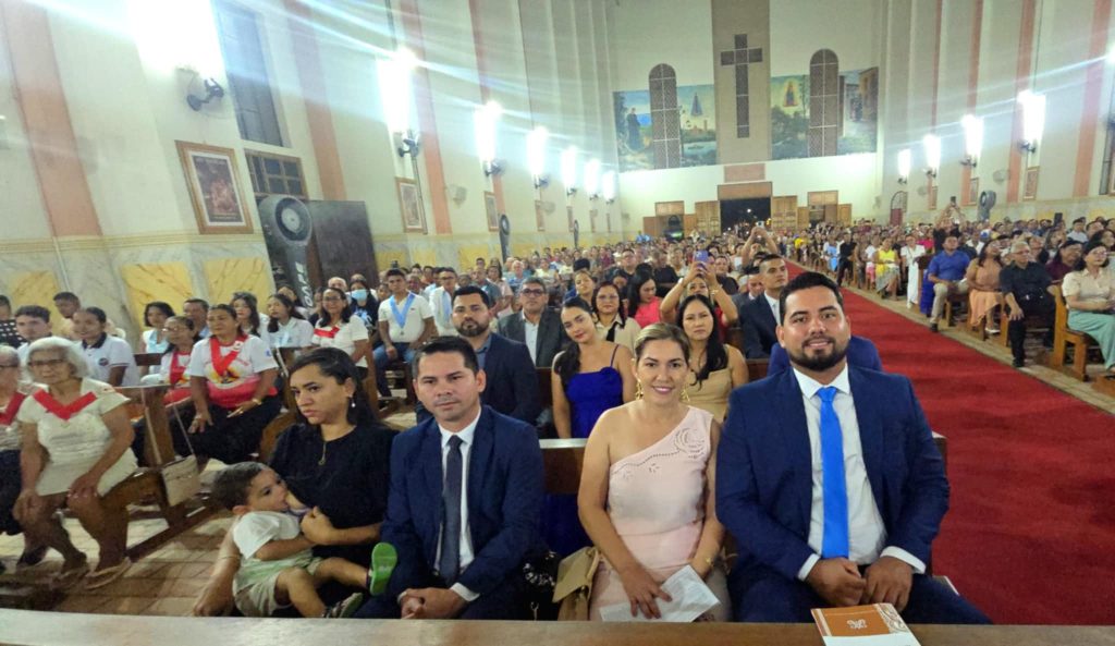 Prefeito Jarlem CB e a 1ª dama Edna Gama prestigiam ordenação do padre Washington 1 Prefeito Jarlem CB e a 1 dama Edna Gama prestigiam ordenacao do padre Washington 3