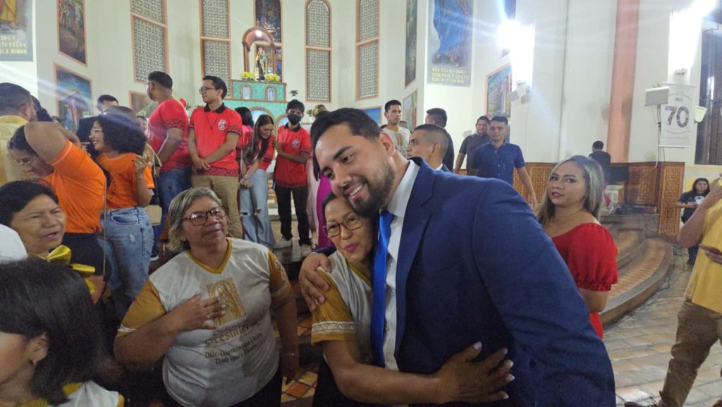 Prefeito Jarlem CB e a 1ª dama Edna Gama prestigiam ordenação do padre Washington 3 Prefeito Jarlem CB e a 1 dama Edna Gama prestigiam ordenacao do padre Washington 4