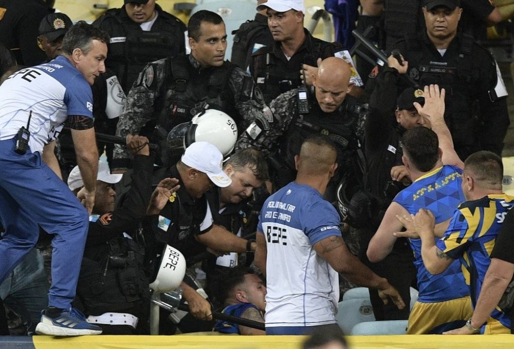 Confusão entre torcedores de Brasil e Argentina no Maracanã — Foto: AFP