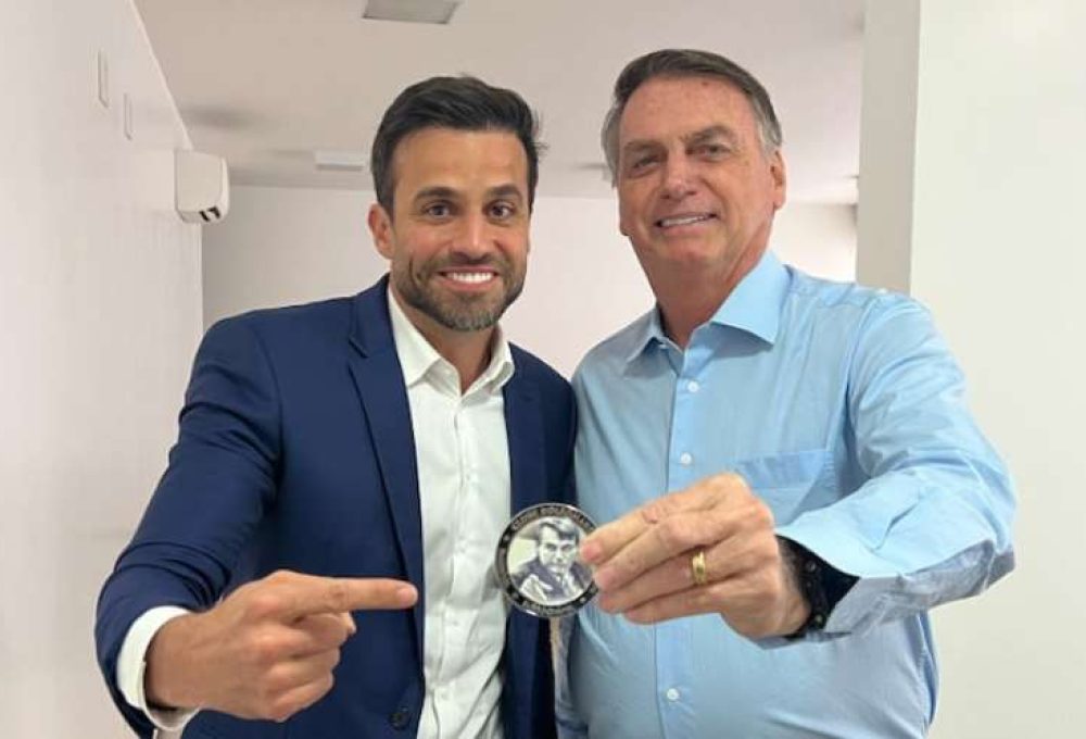 Bolsonaro entrega medalha de "imbrochável" a Marçal após reunião em junho; ex-presidente mudou a postura e passou a atacar o ex-coach
Foto: @pablomarcal1 via Instagram / Estadão
https://www.terra.com.br/noticias/eleicoes/impedir-vitoria-de-marcal-vira-questao-de-honra-para-bolsonaro-em-guerra-na-direita-saiba-motivos,78793919bb4b52de13b7c0061728fd828r4utuka.html?utm_source=clipboard