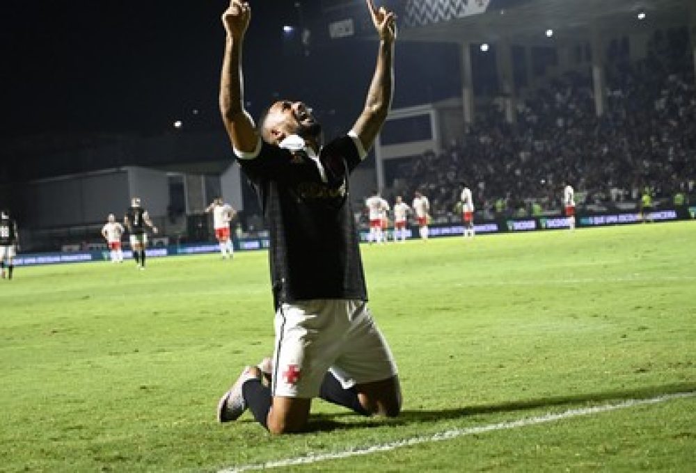 Paulinho comemora gol do Vasco contra o Bragantino (Foto: André Durão)