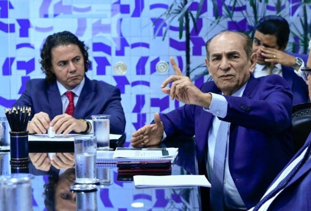 Entre as propostas de Castro, está também fixar mandatos de cinco anos para chefes de Executivos - (crédito: Geraldo Magela/Agência Senado )