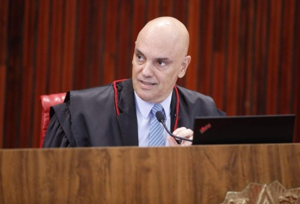 Por ser relator dos processos no Supremo contra o ex-presidente, ministro tornou-se um alvo permanente dos bolsonaristas radicais - (crédito: Alejandro Zambrana/Secom/TSE)