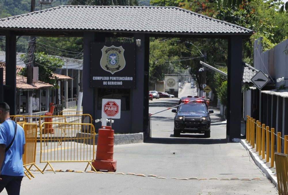 Após se entregar a Polícia Federal, Zinho foi levado para o Complexo Penitenciário de Gericinó, em Bangu, Zona Oeste