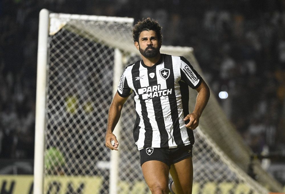 Diego Costa comemora gol em Botafogo x Grêmio — Foto: André Durão / ge