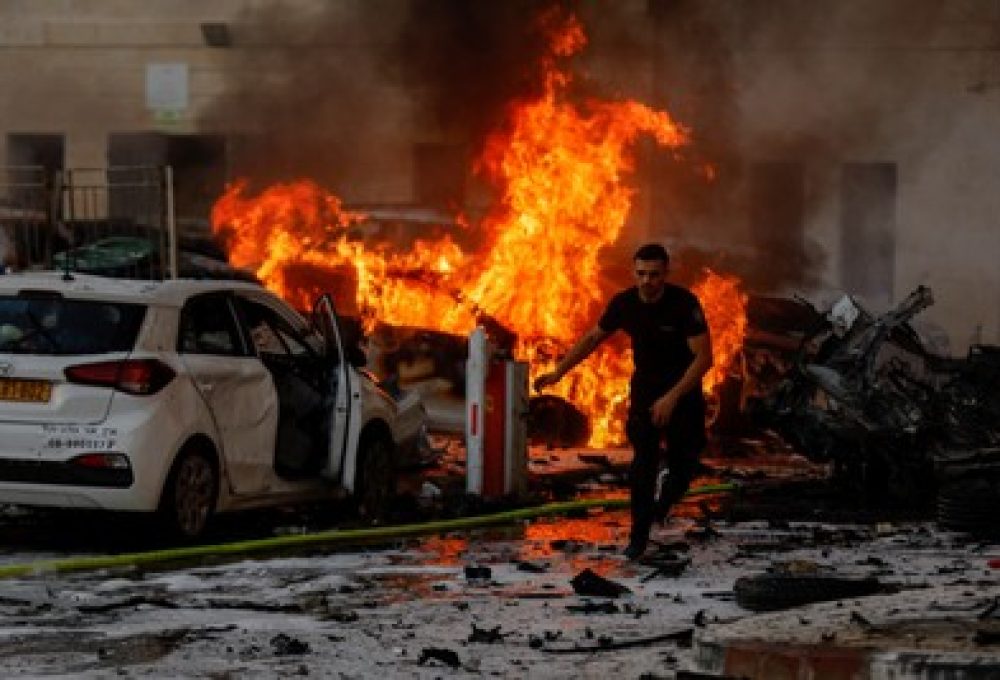 Homem corre após explosão provocada por foguete lançado da Faixa de Gaza, em Israel, em 7 de outubro de 2023 — Foto: REUTERS/Amir Cohen