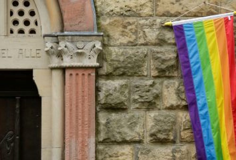 Bandeira arco-íris em igreja Católica em Colônia, na Alemanha
REUTERS/Thilo Schmuelgen