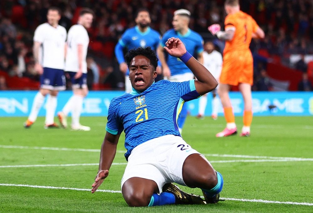 Endrick comemora gol da vitória do Brasil sobre a Inglaterra — Foto: Carl Recine/Reuters