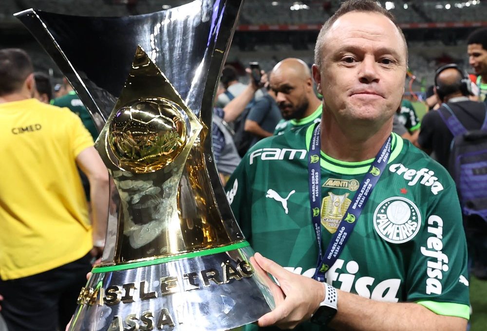 Andrey Lopes, o Cebola, com taça de campeão brasileiro de 2023 pelo Palmeiras — Foto: Cesar Greco/Palmeiras