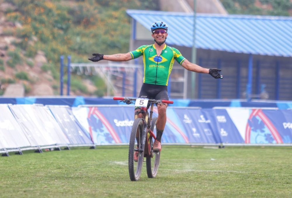 José Gabriel Marques comemora o bronze em Santiago 2023 — Foto: Wander Roberto/COB