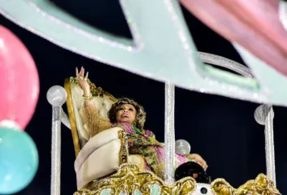 último carro alegórico da Mangueira a entrar na avenida trazia a cantora Alcione, homenageada da noite
THIAGO RIBEIRO/AGIF - AGÊNCIA DE FOTOGRAFIA/ESTADÃO CONTEÚDO