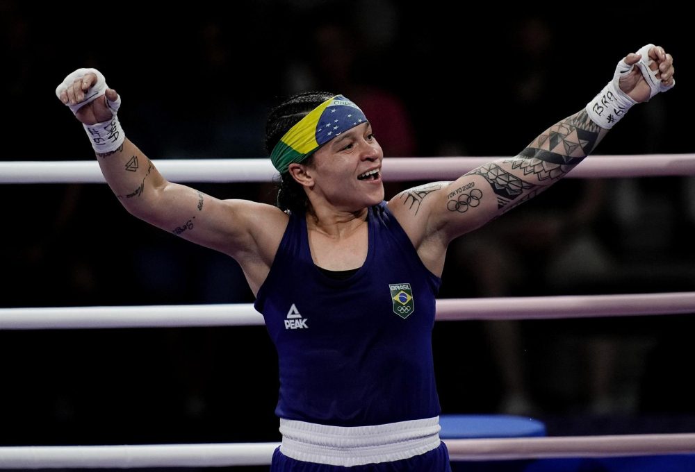 Beatriz (Bia) Ferreira em ação contra a norte-americana Jajaira Gonzalez. Foto: Alexandre Loureiro/COB