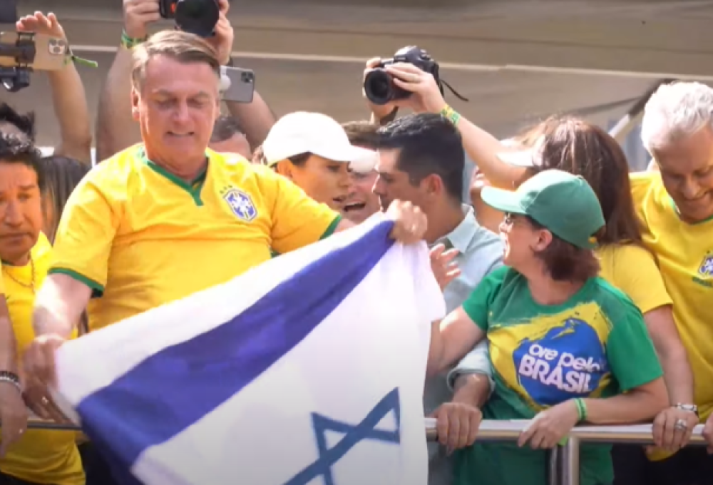 Jair Bolsonaro exibe bandeira de Israel em ato na Avenida Paulista
Crédito: 25.02.2024 - Reprodução/Youtube