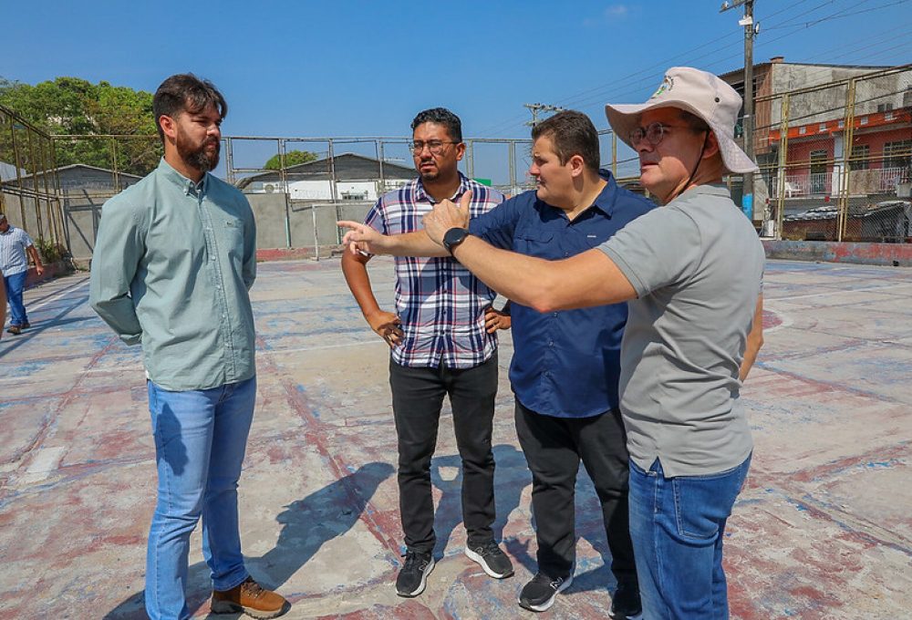 David Almeida fez questão de caminhar pelas ruas do bairro e ouvir as solicitações