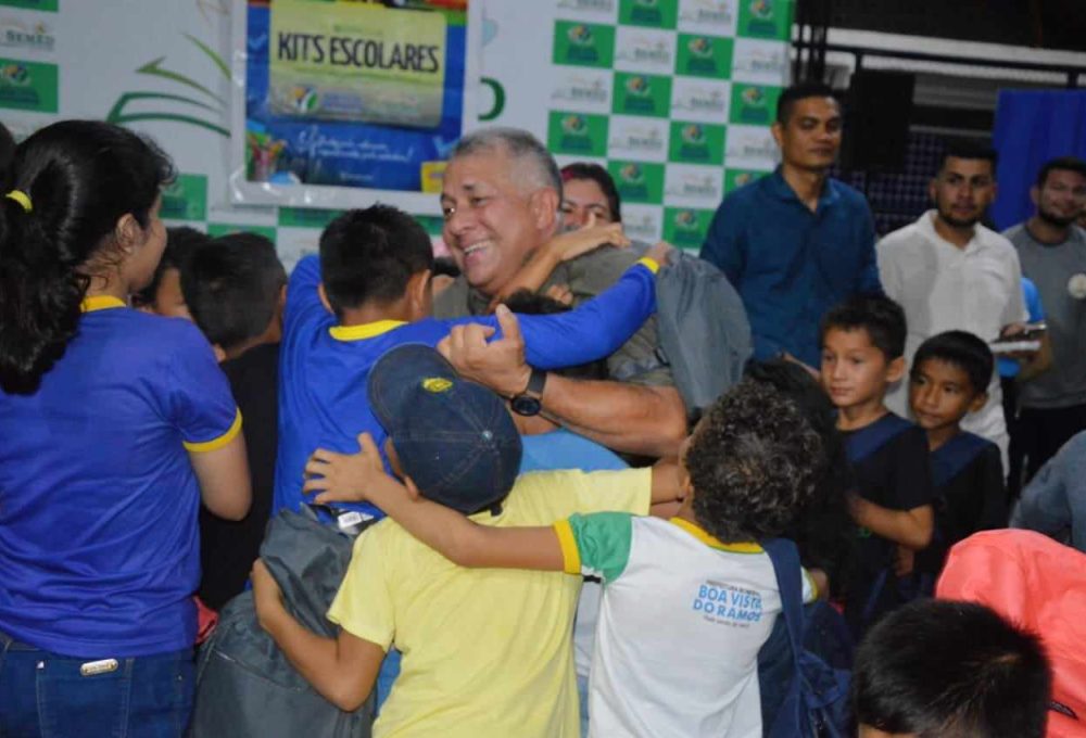 kits distribuídos são compostos por bolsas e mochilas de diversas cores, cadernos e lápis de cor