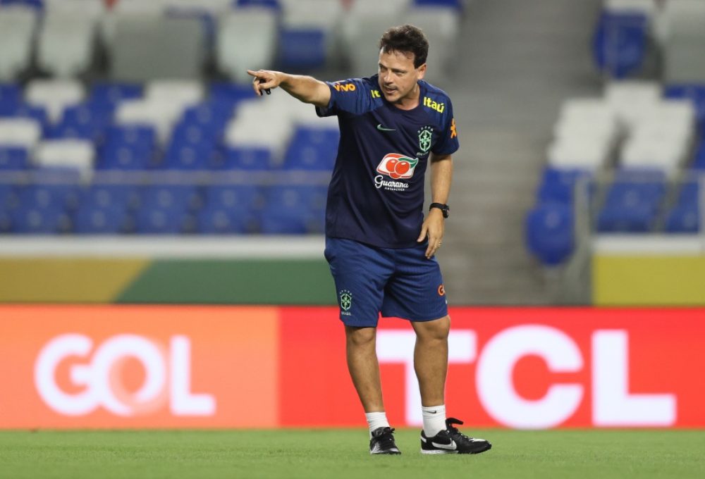 Fernando Diniz em seu primeiro treino no comando da Seleção Brasileira
Créditos: Vitor Silva/CBF