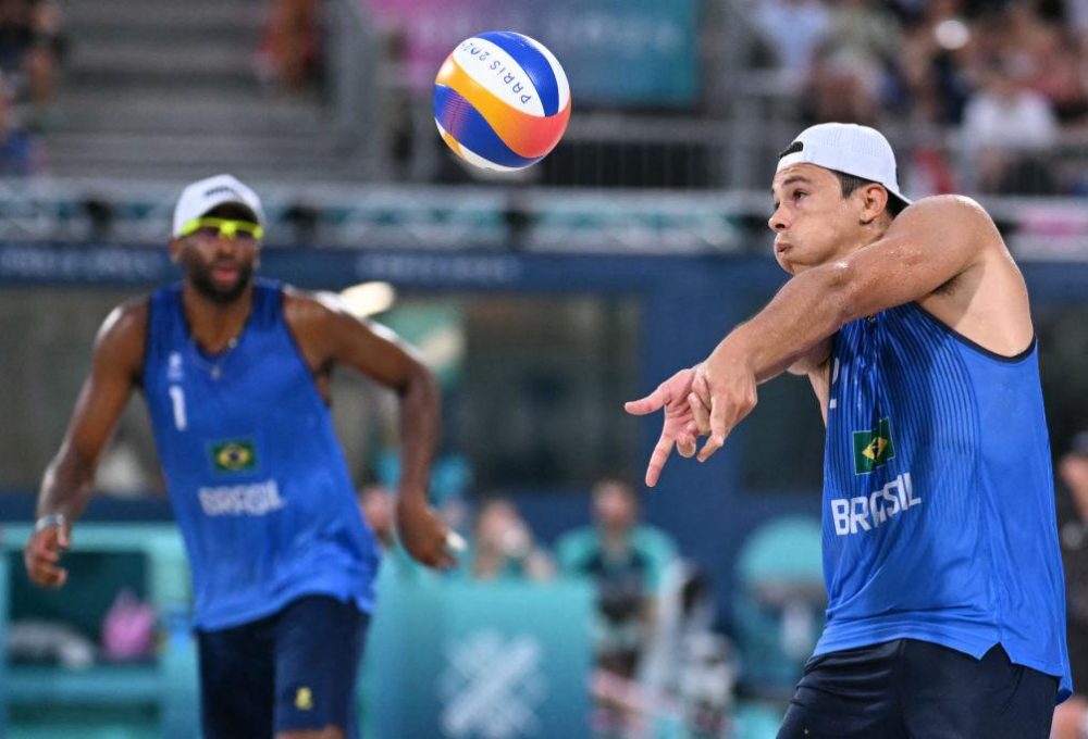 Evandro e Arthur se classificaram no vôlei de praia nos Jogos Olímpicos de Paris 2024. FOTO: Kirill Kudryavtsev/AFP via Getty Images