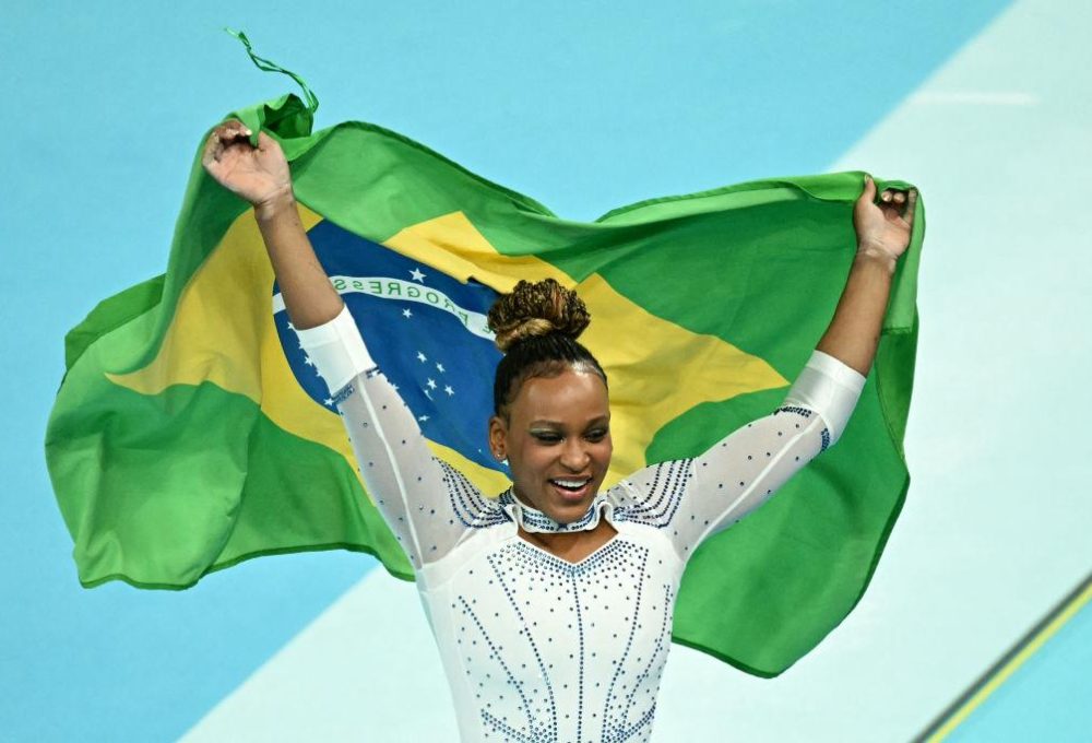 Rebeca Andrade comemora a prata no salto nos Jogos Olímpicos Paris 2024. FOTO: Loic Venance/AFP