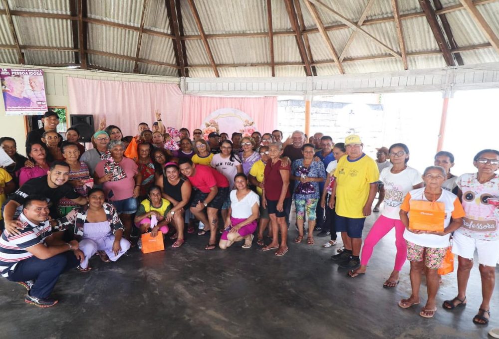 *Borba homenageia idosas*
_Mais de 150 idosas participaram de evento em alusão ao Dia da Mulher_
A Prefeitura de Borba, por meio da Secretaria Municipal de Assistência Social realizou um café da manhã dedicado a mais de 150 mulheres idosas cadastradas no Serviço de Convivência e Fortalecimento de Vínculo da Pessoa Idosa do município. O evento, em alusão ao Dia Internacional da Mulher, comemorado dia 8 de março, aconteceu no Centro do Idoso, no último sábado (23/3). 
“Essa iniciativa é uma forma de demonstrar o nosso compromisso em promover o bem-estar e a integração social de todos os cidadãos, especialmente a essas mulheres idosas que tanto já contribuíram ao longo dos anos com o nosso município e ainda continuam desempenhando papel fundamental no empoderamento feminino em nossa sociedade”, destacou Simão Peixoto, prefeito de Borba. 
A manhã foi repleta de interação, de alegria e de conhecimento.  A psicóloga Rocicleia Marques ministrou uma palestra sobre a valorização da mulher. Foi realizada aula de dança para colocar todo mundo em forma. O evento foi encerrado com músicas que ficaram na lembrança das idosas. 
“Esse evento foi um momento de reconhecimento pelo valor e pela dedicação das mulheres idosas da nossa cidade. São pessoas que participam assiduamente das nossas atividades realizadas aos sábados, das 8h às 11h, com os idosos beneficiados pelo Serviço  de Convivência e Fortalecimento de Vínculo da Pessoa Idosa”, concluiu André Marlison, secretário Municipal de Assistência Social de Borba. 
No evento, além do secretário Municipal de Assistência Social, André Marlison, estiveram presentes outras autoridades como a secretária Municipal de Políticas Públicas para Mulheres, Cosme Machado, e o gerente do Serviço Nacional de Aprendizagem (Senac) de Borba, Berton Cavalcante.