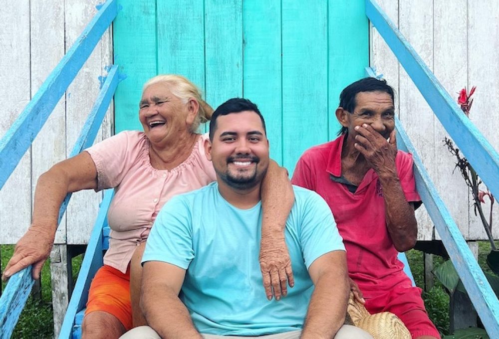 Jarlem CB batendo papo com Dona Beneca e Seu Sabá