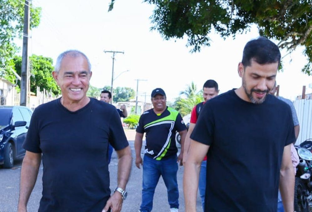 Prefeito e o vice-prefeito durante visita na obra do maior completo esportivo de Maués