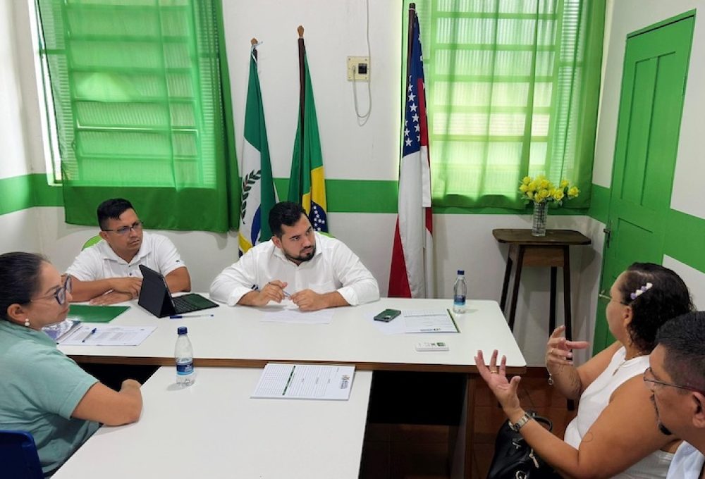 Prefeito Jarlem e o vice-prefeito Marcus Verçosa fazendo atendimento