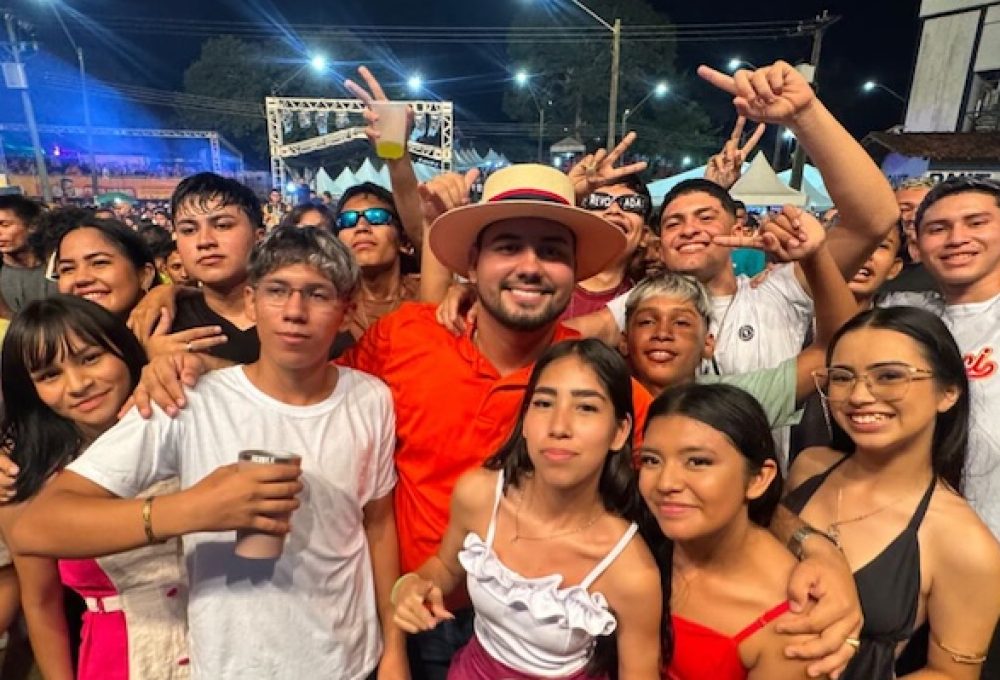 No meio do povão, como sempre, Jarlem CB agradece aos seus apoiadores do evento