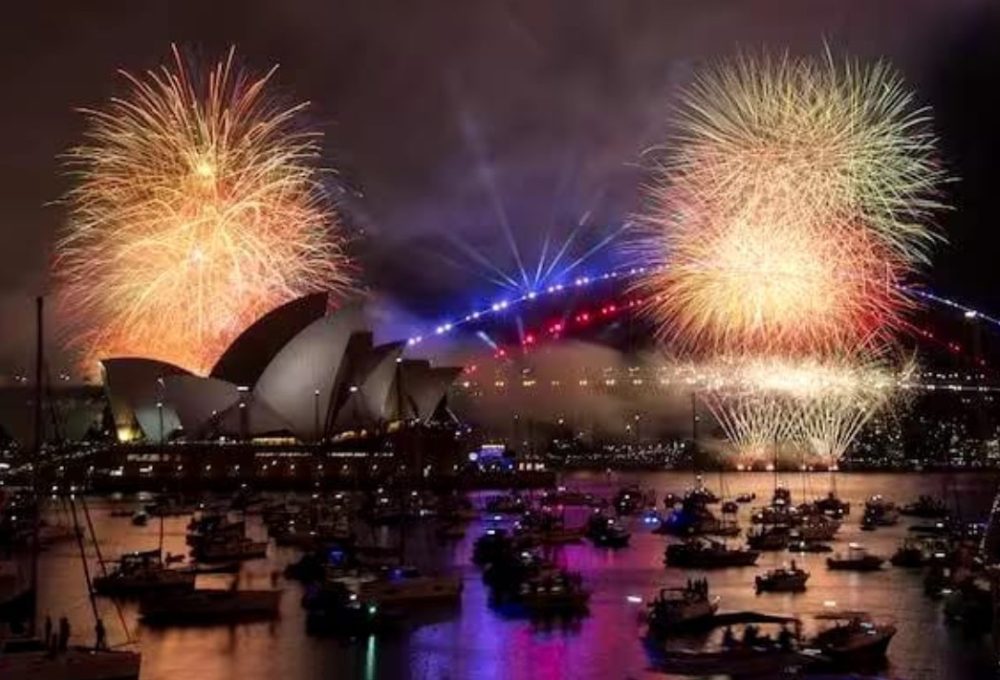Fogos de artifício celebram o Ano Novo em Sydney, capital australiana — Foto: AFP