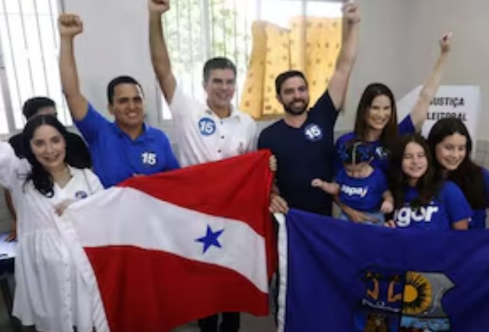 Igor Normando (à direita) com o governador Helder Barbalho (centro) e o vice, Cassio Andrade, após votar no domingo, 27 Foto: Igor Normando Via Instagram