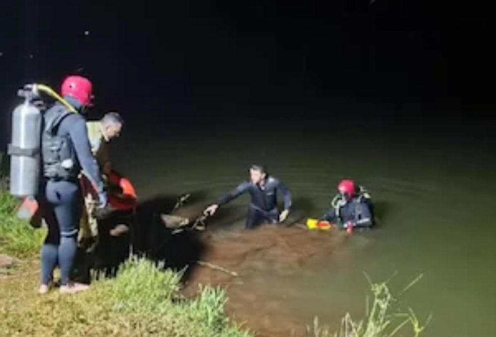 Criança anda mais de 3 km para pedir socorro após carro cair em represa no Paraná. O pai dela morreu no local. Foto: Brigada Comunitária de Roncador