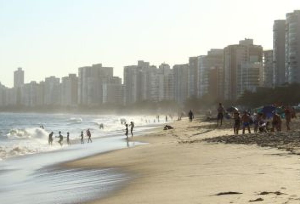 Pessoas aproveitam o feriado de forte calor na praia de Itaparica, em Vila Velha (ES)
EDSON DE SOUZA/THENEWS2/ESTADÃO CONTEÚDO