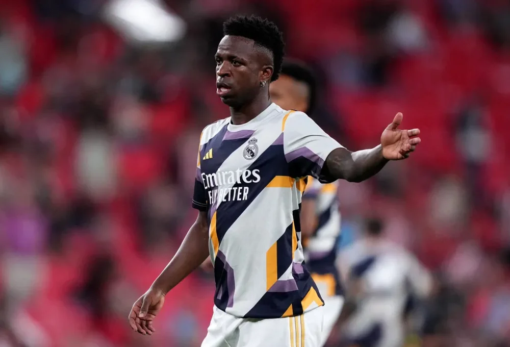Vinicius Junior em aquecimento para jogo do Real Madrid contra Athletic Bilbao — Foto: Getty Images