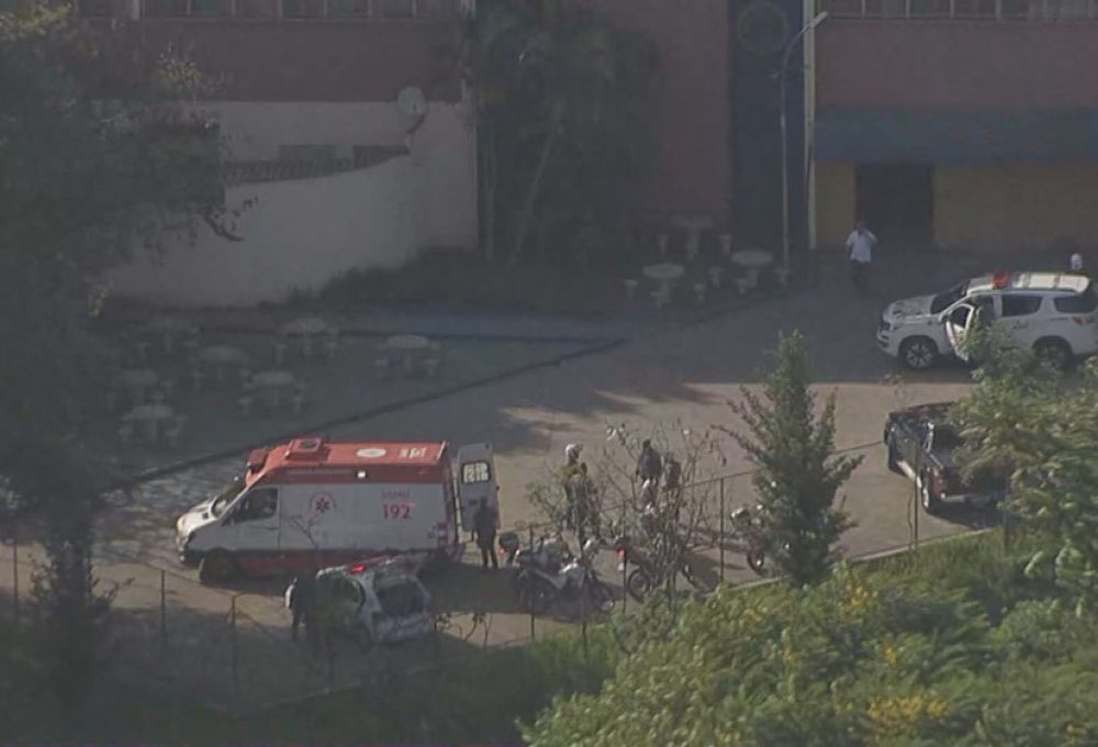 Ambulância e viaturas da PM em escola estadual Sapopemba, Zona Leste de SP — Foto: Reprodução/TV Globo