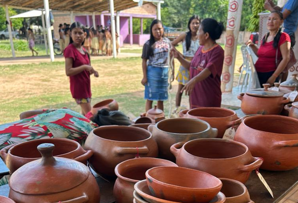 A produção de panelas de barro, iniciada na coleta da matéria-prima e seguindo tradições e rituais específicos até a modelagem feita de forma manual, é uma tradição local na Comunidade de Raposa, estabelecida ao longo de gerações — Foto: Sebrae RR
