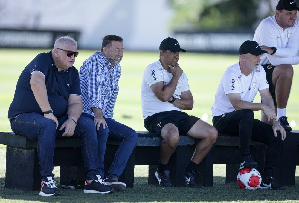 Rubão, Augusto Melo e Mano Menezes acompanham treino do Corinthians — Foto: Rodrigo Coca/Agência Corinthians