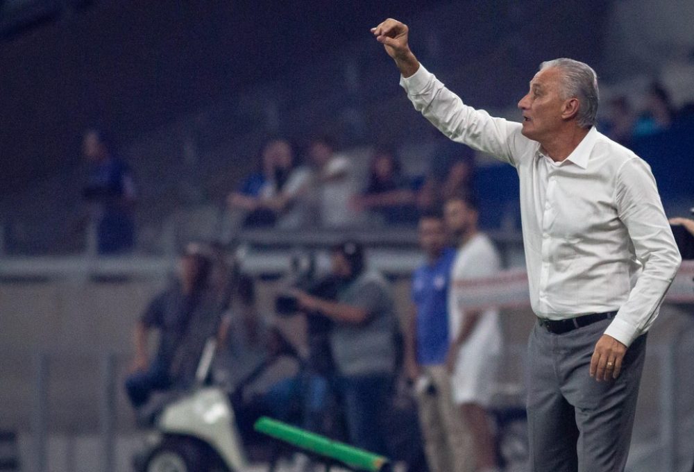 MG - BELO HORIZONTE - 19/10/2023 - BRASILEIRO A 2023, CRUZEIRO X FLAMENGO - Tite tecnico do Flamengo durante partida contra o Cruzeiro no estadio Mineirao pelo campeonato Brasileiro A 2023. Foto: Fernando Moreno/AGIF