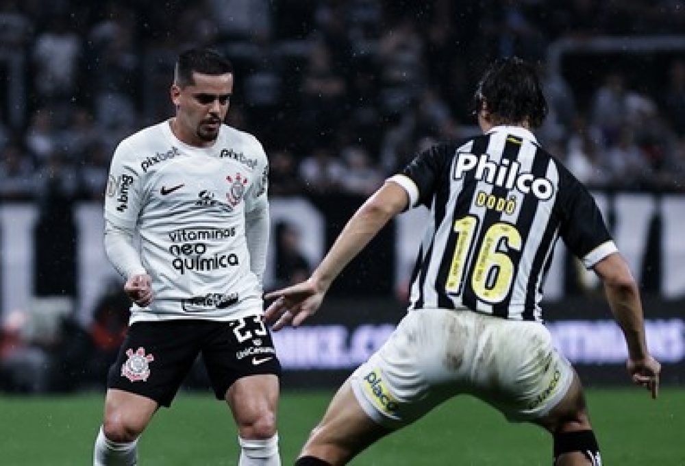 Fagner em Corinthians x Santos (Foto: Fabio Giannelli/AGIF)