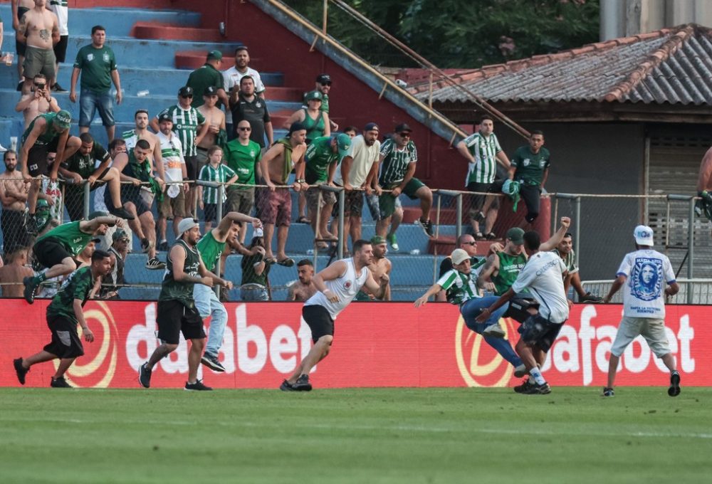 PR - CURITIBA - 11/11/2023 - BRASILEIRO A 2023, CORITIBA X CRUZEIRO - Briga entre torcedores do Coritiba e torcedores do Cruzeiro no gramado do estadio Durival de Britto durante partida do campeonato Brasileiro A 2023. Foto: Robson Mafra/AGIF